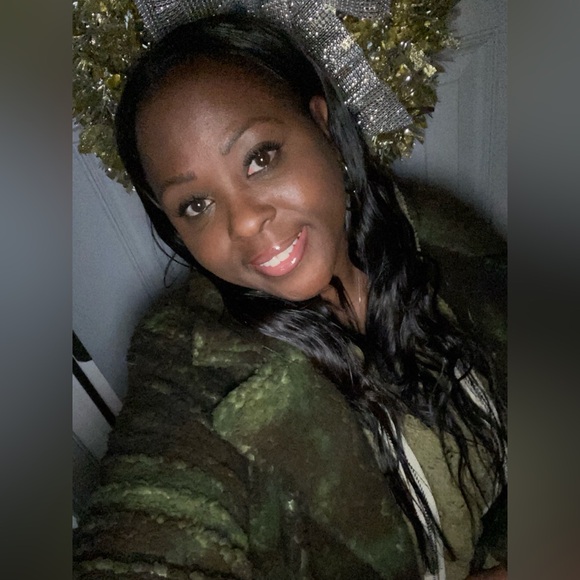 🎤MEET YOUR POSHER LIVE  🛍️ ❤️ LIKE TO BE NOTIFIED FOR MY LIVES. - Picture 3 of 13